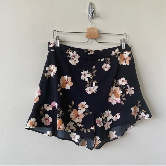 DYNAMITE-HIGH Rise Ruffle Hem Floral Shorts (Size:Large) - Picture 3 of 10